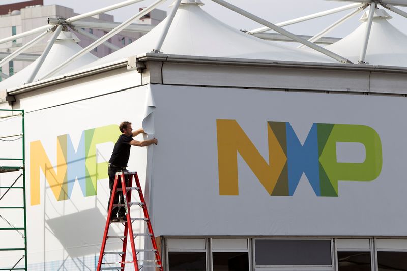 &copy; Reuters. FILE PHOTO: A man works on a tent for NXP Semiconductors in preparation for the 2015 International Consumer Electronics Show (CES) at Las Vegas Convention Center in Las Vegas, Nevada, U.S. on January 4, 2015.   REUTERS/Steve Marcus/File Photo