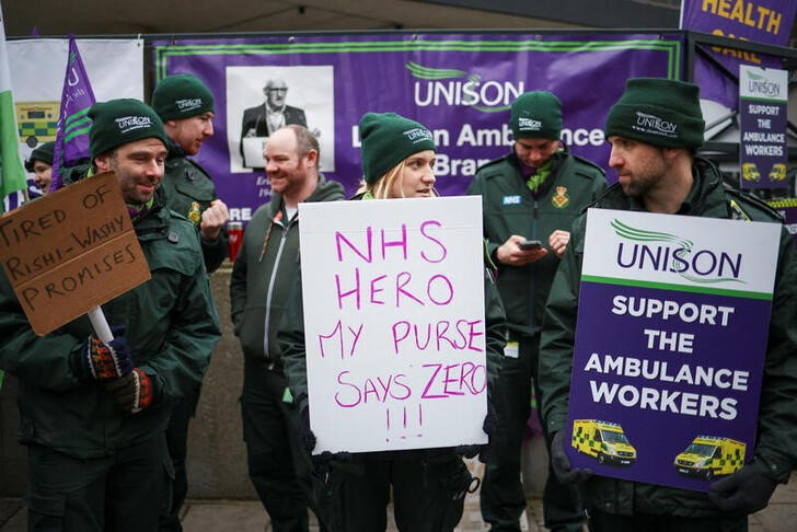 © Reuters. People protest in front of the London Ambulance Service during a strike by ambulance workers due to a dispute with the government over pay, in London, Britain January 23, 2023. REUTERS/Henry Nicholls