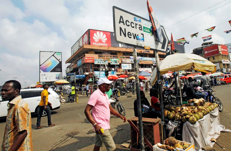 &copy; Reuters. FILE PHOTO: People walk on the street around Kwame Nkrumah circle in Accra, Ghana, December 2, 2016. Picture taken December 2, 2016. REUTERS/Luc Gnago