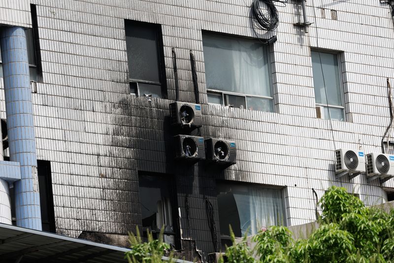 &copy; Reuters. Janelas queimadas são vistas após incêndio em hospital de Pequim, na China
19/04/2023
REUTERS/Tingshu Wang