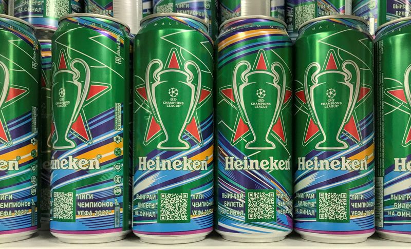 &copy; Reuters. FILE PHOTO: Cans of Heineken beer are displayed at a shop in Moscow, Russia July 20, 2022. REUTERS/Staff