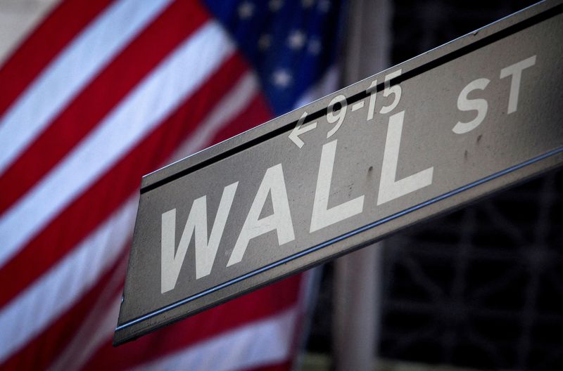 &copy; Reuters. Un panneau indiquant Wall Street à l'extérieur de la Bourse de New York, à New York, aux États-Unis. /Photo d'archives/REUTERS/Carlo Allegri