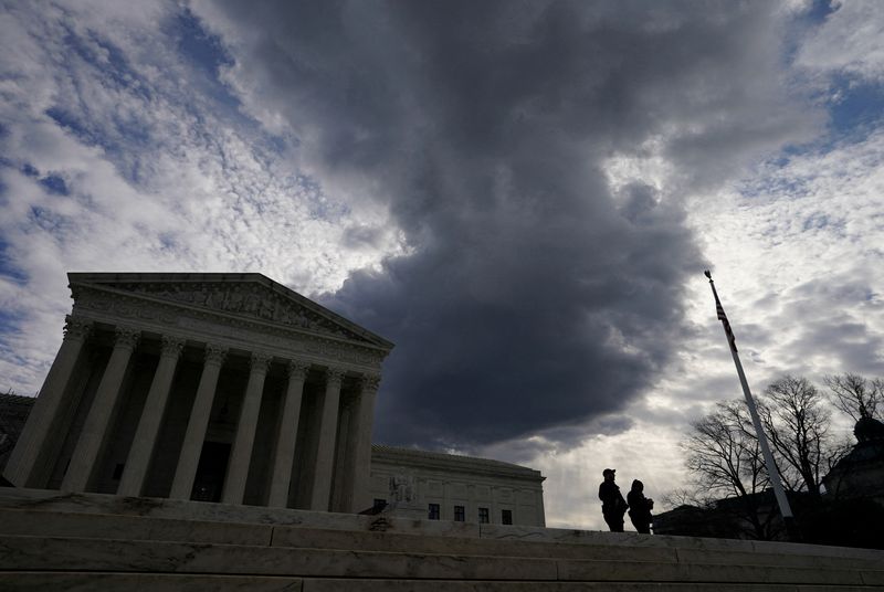&copy; Reuters. FILE PHOTO: U.S. Supreme Court police keep watch in Washington, U.S., February 21, 2023. REUTERS/Kevin Lamarque/File Photo