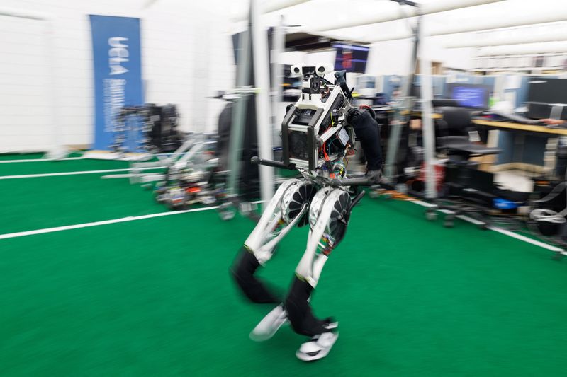 &copy; Reuters. Robô humanoide Artemis em laboratório da UCLA em Los Angeles
13/04/2023 REUTERS/Mike Blake