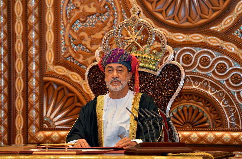&copy; Reuters. FILE PHOTO: Sultan Haitham bin Tariq al-Said gives a speech after being sworn in before the royal family council in Muscat, Oman, January 11, 2020. REUTERS/Sultan Al Hasani/File Photo