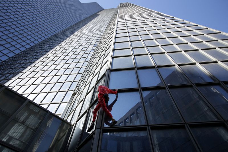 &copy; Reuters. Alain Robert escala edifício em Paris, França
17/09/2022
REUTERS/Lucien Libert