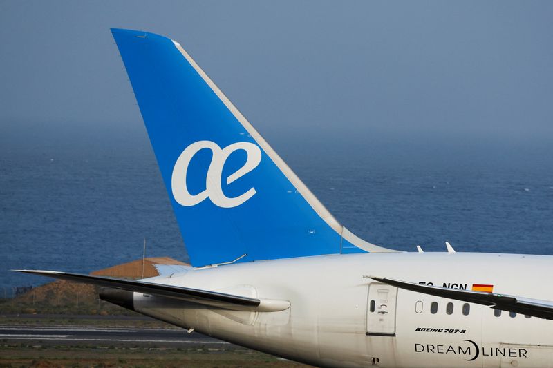 &copy; Reuters. FOTO DE ARCHIVO: Un Boeing 787-9 Dreamliner de la compañía Air Europa en el aeropuerto de Gran Canaria, en Telde, Gran Canaria, España, 21 de febrero de 2023. REUTERS/Borja Suárez
