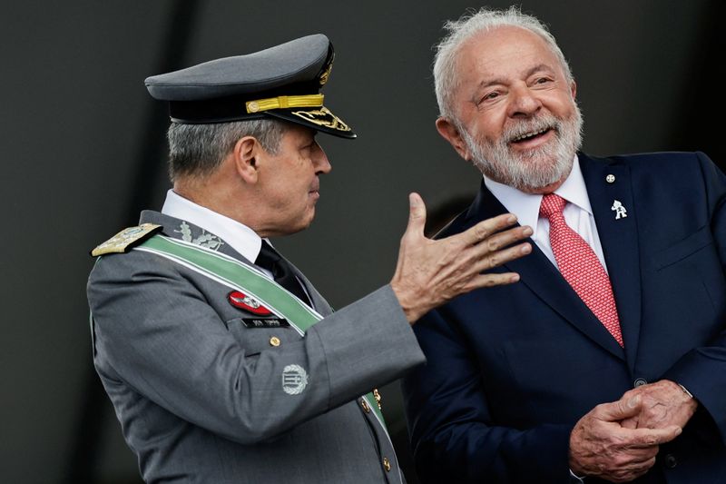 © Reuters. Presidente Lula e comandante do Exército, general Tomás Paiva, durante celebração do Dia do Exército, em Brasília
19/04/2023
REUTERS/Ueslei Marcelino