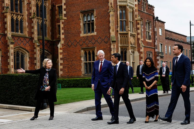 © Reuters. Ireland's Prime Minister (Taoiseach) Leo Varadkar, former U.S. President Bill Clinton, former U.S. Secretary of State Hillary Clinton, British Prime Minister Rishi Sunak and his wife Akshata Murty walk together, on the day of an event marking the 25th anniversary of the Good Friday Agreement at Queen's University, in Belfast, Northern Ireland, April 19, 2023. REUTERS/Clodagh Kilcoyne