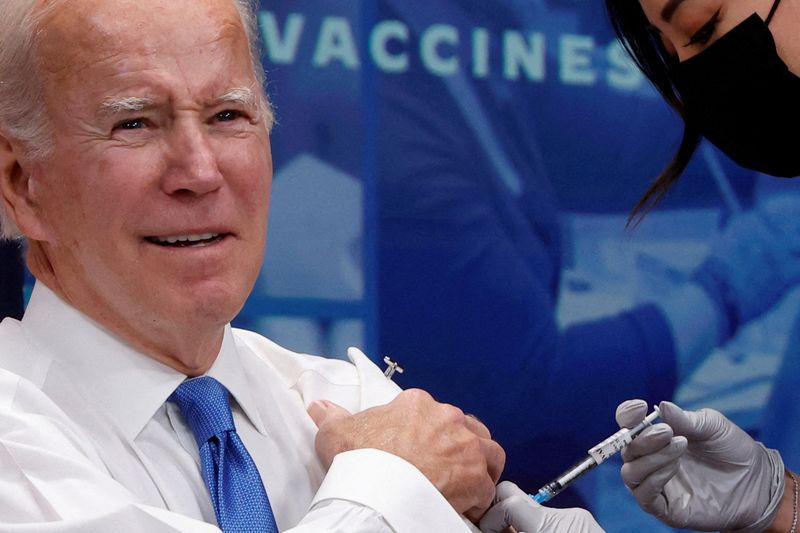 &copy; Reuters. FILE PHOTO: U.S. President Joe Biden receives an updated coronavirus disease (COVID-19) vaccine onstage in an auditorium on the White House campus in Washington, U.S. October 25, 2022. REUTERS/Jonathan Ernst/File Photo