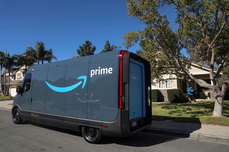 &copy; Reuters. FILE PHOTO: Driver David Gonzalez delivers a package along his route in Poway, California, U.S., November 16, 2022. REUTERS/Sandy Huffaker