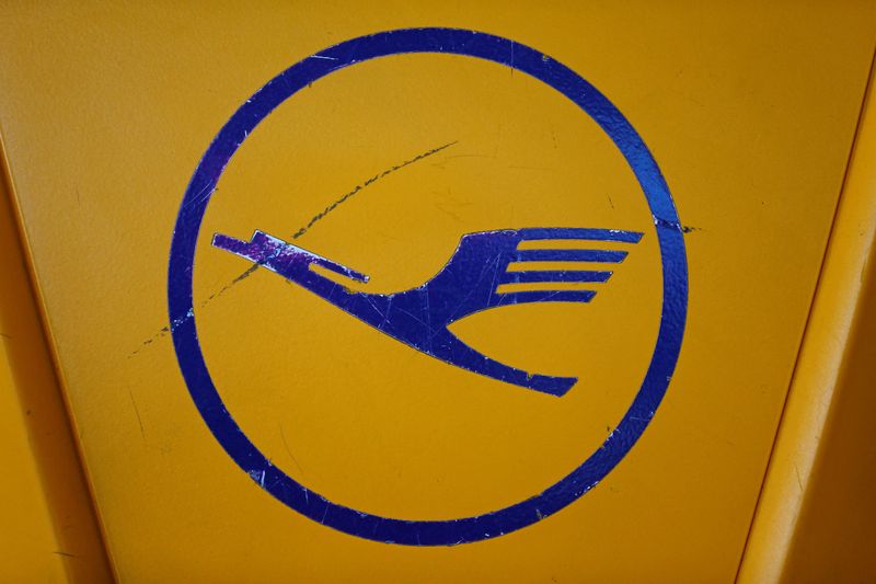 &copy; Reuters. FOTO DE ARCHIVO. El logo de Lufthansa se ve en una máquina de autofacturación en el aeropuerto de Fráncfort, en Alemania, el 8 de septiembre de 2015. REUTERS/Kai Pfaffenbach