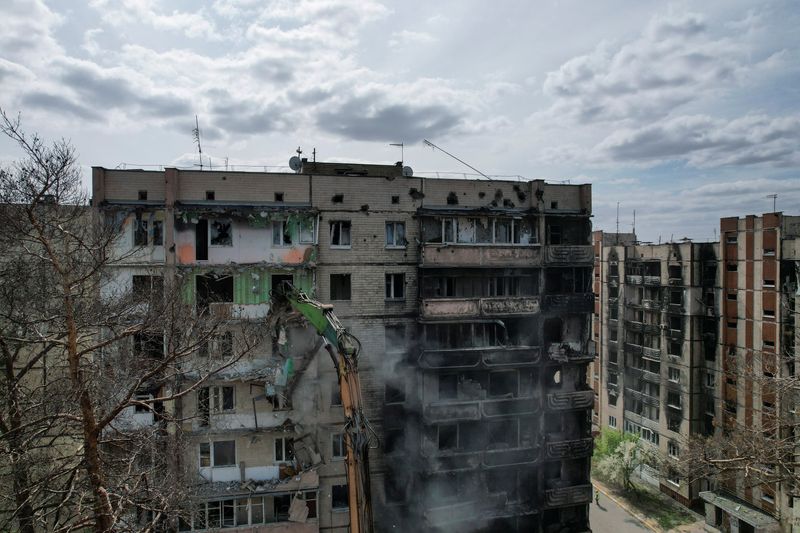 &copy; Reuters. Foto del miércoles de trabajadores demoliendo un edificio dañado por un ataque ruso en Irpin, a las afueras de Kiev 
Abril 19, 2023.  REUTERS/Valentyn Ogirenko