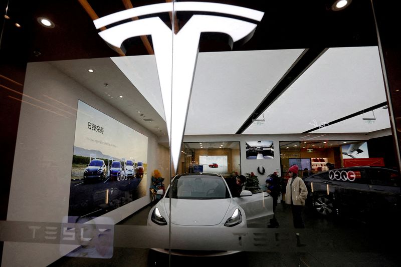 &copy; Reuters. FILE PHOTO: FILE PHOTO: Visitors check a Tesla Model 3 car next to a Model Y displayed at a showroom of the U.S. electric vehicle (EV) maker in Beijing, China February 4, 2023. REUTERS/Florence Lo