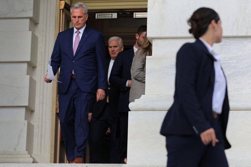 &copy; Reuters. U.S. House Speaker Kevin McCarthy (R-CA) walks through a door alongside his house Republican colleagues, to speak about the Republican party’s first one hundred days of holding the majority in the House of Representatives on Capitol Hill in Washington, 