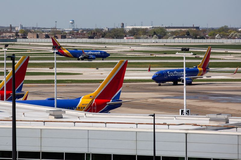 &copy; Reuters. FILE PHOTO: Southwest Airlines planes sit idle on the tarmac after Southwest Airlines flights resumed following the lifting of a brief nationwide stoppage caused by an internal technical issue, according to the U.S. Federal Aviation Authority (FAA), at Ch