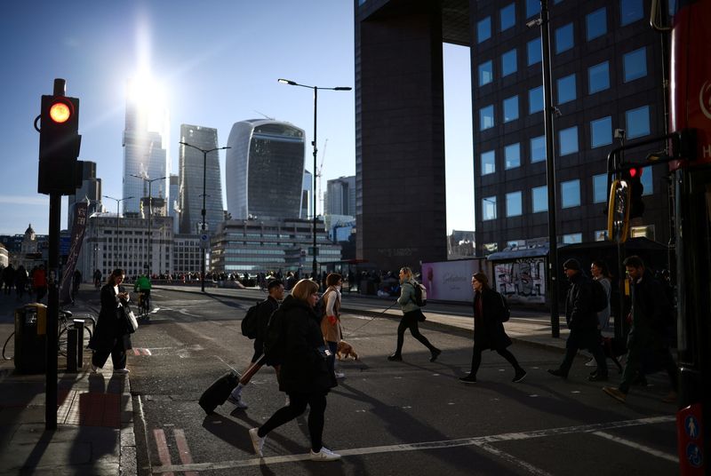 © Reuters. FILE PHOTO: People cross the road on London Bridge during the morning rush hour, with the City of London's financial district in the background, in London, Britain, April 13, 2023. REUTERS/Henry Nicholls