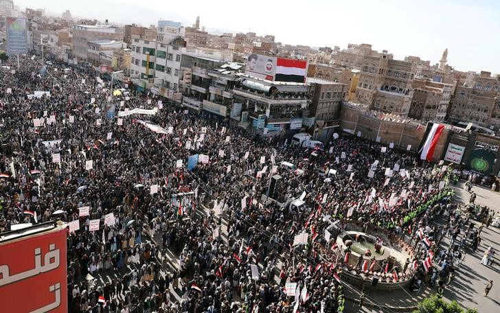 &copy; Reuters. 中東イエメンの首都サヌアで雑踏事故があり、少なくとも７８人が死亡した。写真は、２０１９年９月２１日にサヌア中心部で開かれたフーシ派支持者の集会の様子。（２０２３年　ロイタ