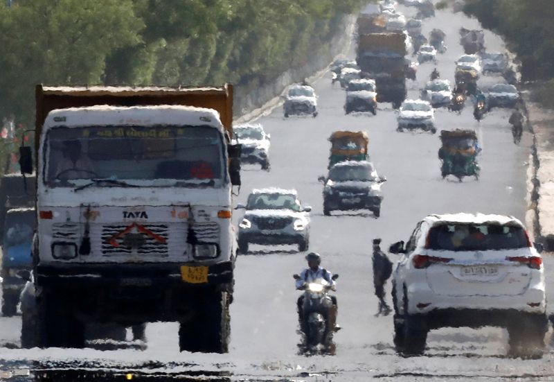 &copy; Reuters.     インドの激しい熱波は経済と農業、公衆衛生に前例のない重荷になっており、気候変動で貧困や格差・疾病の軽減といった長期目標達成が脅かされているとのリポートが発表された。資