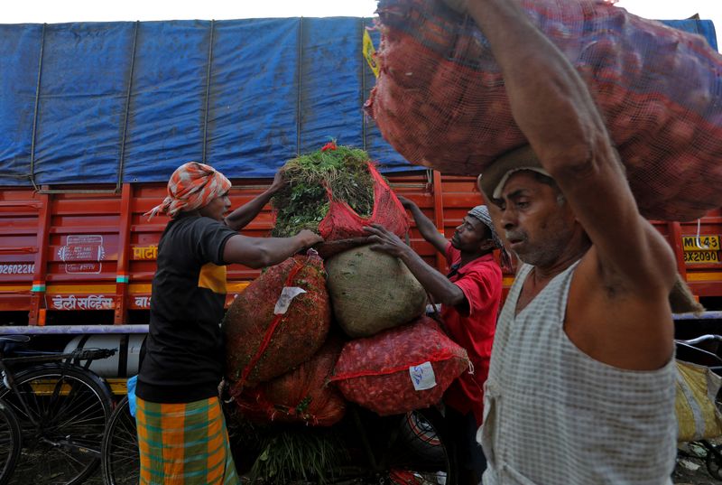 &copy; Reuters. FILE PHOTO: Labourers load vegetables on a bicycle at a fruit and vegetable wholesale market in Mumbai, India, February 8, 2023. REUTERS/Niharika Kulkarni