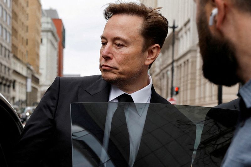 © Reuters. FILE PHOTO: Tesla CEO Elon Musk and his security detail depart the company’s local office in Washington, U.S. January 27, 2023.  REUTERS/Jonathan Ernst