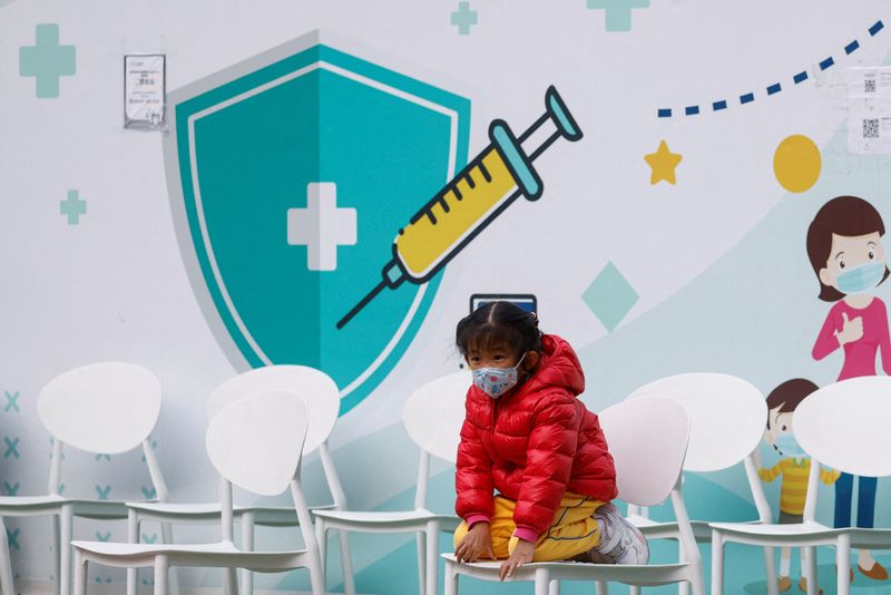 &copy; Reuters. Un enfant est vu dans un centre de vaccination communautaire, avant la réouverture attendue de la frontière avec la Chine, pendant la pandémie de coronavirus (COVID-19) à Hong Kong, Chine. /Photo prise le 4 janvier 2023/REUTERS/Tyrone Siu