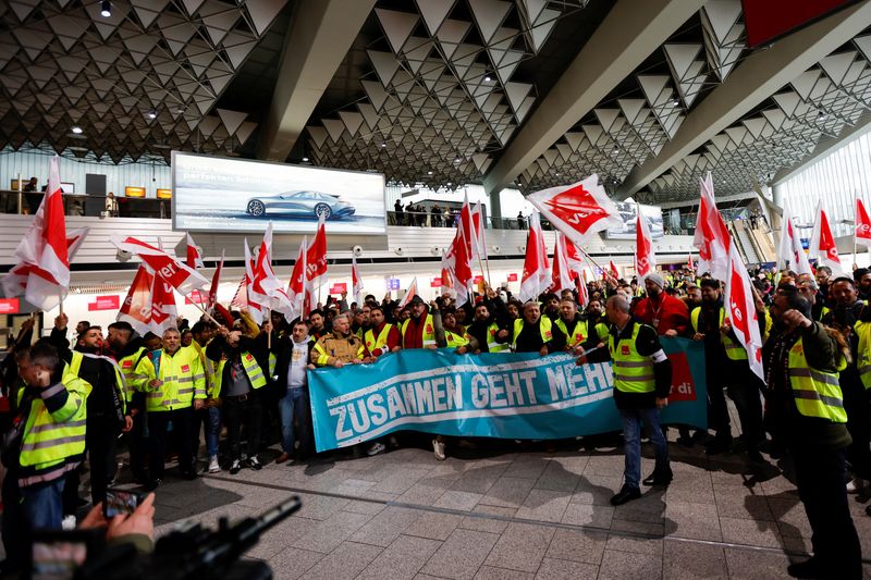 &copy; Reuters. FOTO DE ARCHIVO: Un grupo de trabajadores protesta en el marco de una huelga convocada por el sindicato Verdi en los aeropuertos de Fráncfort, Múnich, Stuttgart, Hamburgo, Dortmund, Hanover y Bremen, en Fráncfort, Alemania, el 17 de febrero de 2023. RE