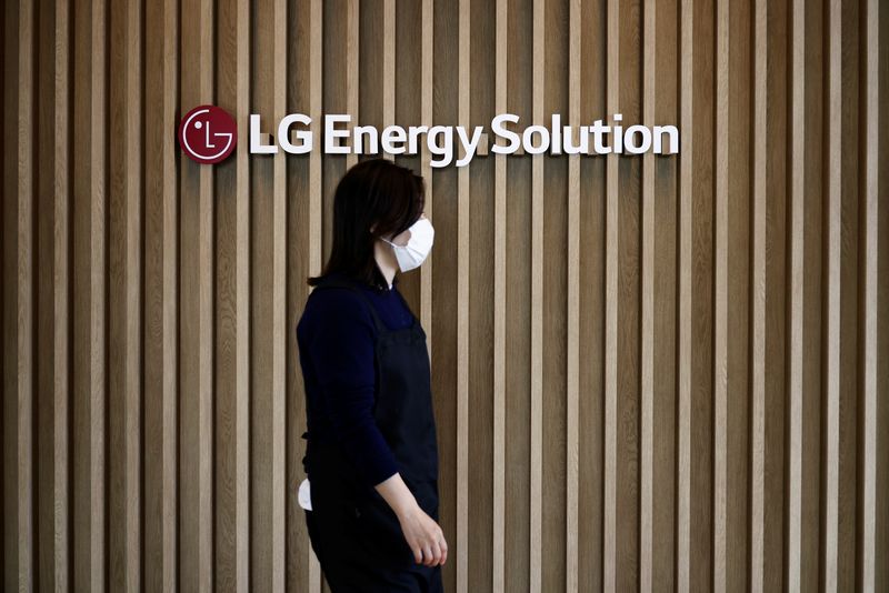 &copy; Reuters. FILE PHOTO: An employee walks past the logo of LG Energy Solution at its office building in Seoul, South Korea, November 23, 2021. Picture taken November 23, 2021.     REUTERS/Kim Hong-Ji