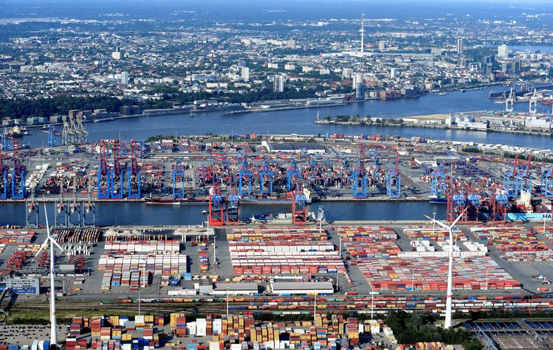 &copy; Reuters. FILE PHOTO: Aerial view of containers at a loading terminal in the port of Hamburg, Germany August 1, 2018. REUTERS/Fabian Bimmer