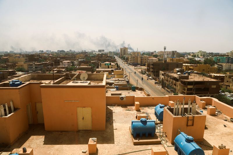 &copy; Reuters. أعمدة دخان تتصاعد خلال اشتباكات بين قوات الدعم السريع شبه العسكرية والجيش السوداني في الخرطوم يوم 17 أبريل نيسان 2023. تصوير رويترز. يحظر إعادة