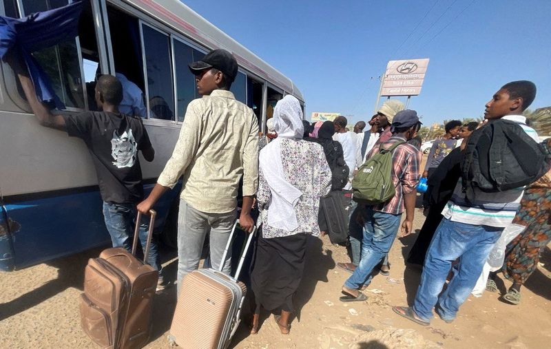 © Reuters. أشخاص يتجمعون في محطة حافلات للفرار من الخرطوم خلال اشتباكات بين قوات الدعم السريع شبه العسكرية والجيش السوداني يوم الأربعاء. تصوير: الطيب صديق – رويترز.