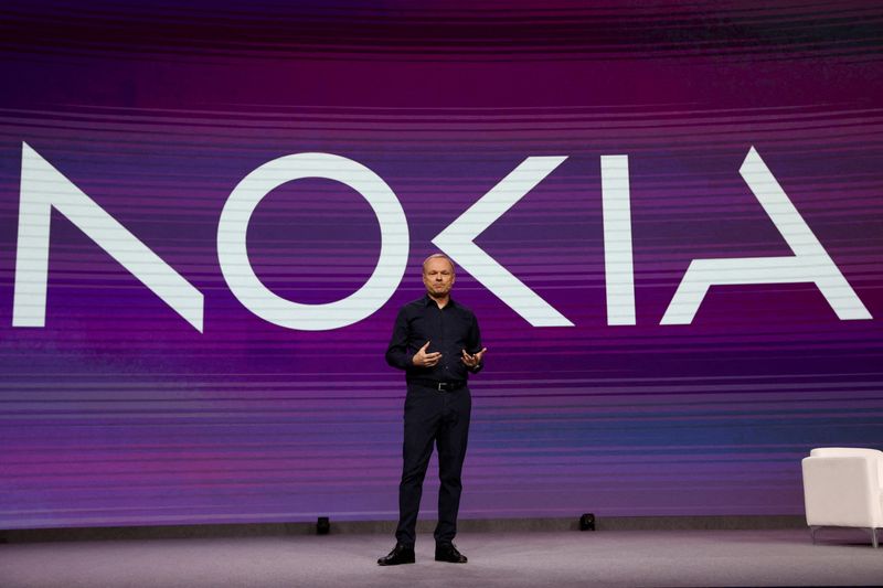 &copy; Reuters. Pekka Lundmark, DG de Nokia, devant le nouveau logo de l'entreprise lors d'une conférence de presse au Mobile World Congress (MWC) 2023 de la GSMA à Barcelone le 28 février 2023. REUTERS/Albert Gea