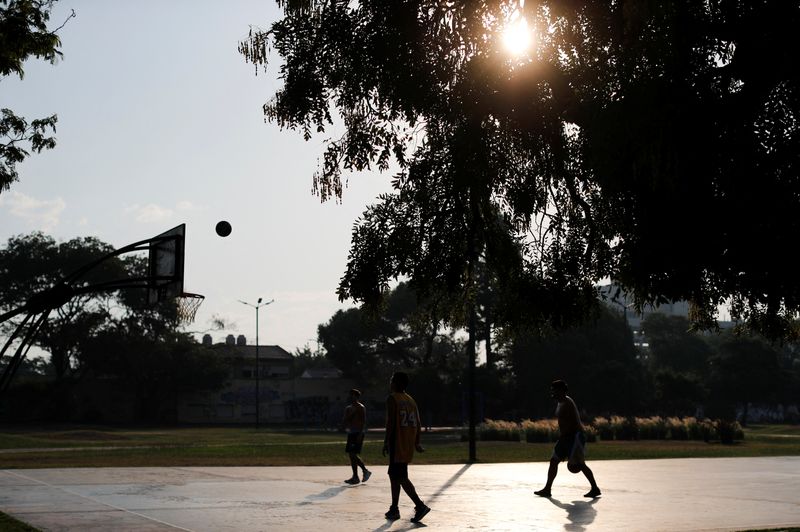 &copy; Reuters. Un groupe d'amis joue au basket-ball en pleine vague de chaleur, après que le service météorologique national ait confirmé avoir enregistré l'été le plus chaud de son histoire, à Buenos Aires (Argentine) le 2 mars 2023. /REUTERS/Agustin Marcarian