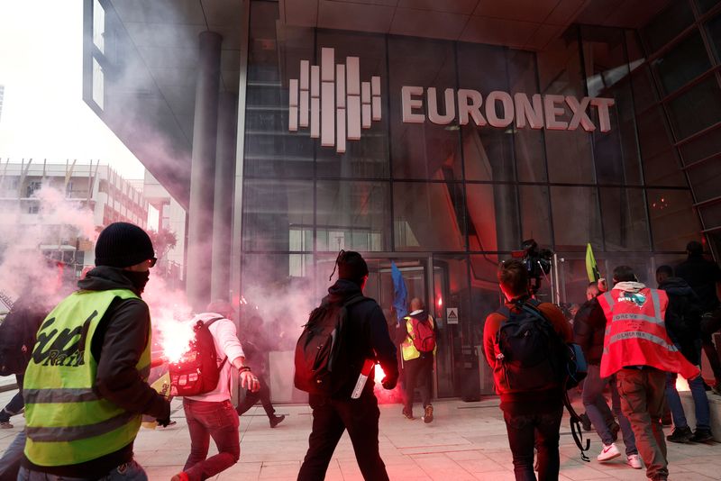 &copy; Reuters. French SNCF railway workers on strike, wearing vests of French CGT and Sud Rail labour unions,  enter the headquarters of stock market operator Euronext at La Defense business and financial district as part of a "day of expression of railway anger" follow