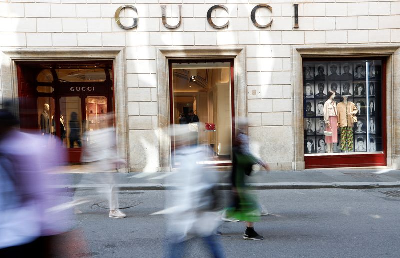 &copy; Reuters. People walk outside a Gucci shop in Rome, April 20, 2023. REUTERS/Remo Casilli