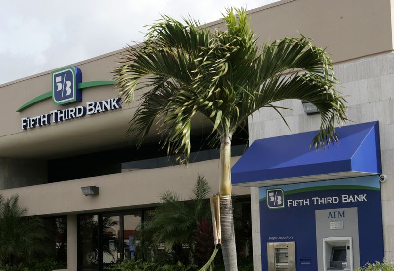 &copy; Reuters. FILE PHOTO: A branch location of Fifth Third Bank is shown in Boca Raton, Florida, January 21, 2010. REUTERS/Joe Skipper