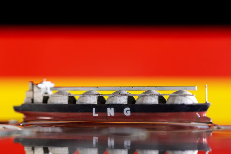 &copy; Reuters. FILE PHOTO: Model of LNG tanker is seen in front of Germany's flag in this illustration taken May 19, 2022. REUTERS/Dado Ruvic/Illustration