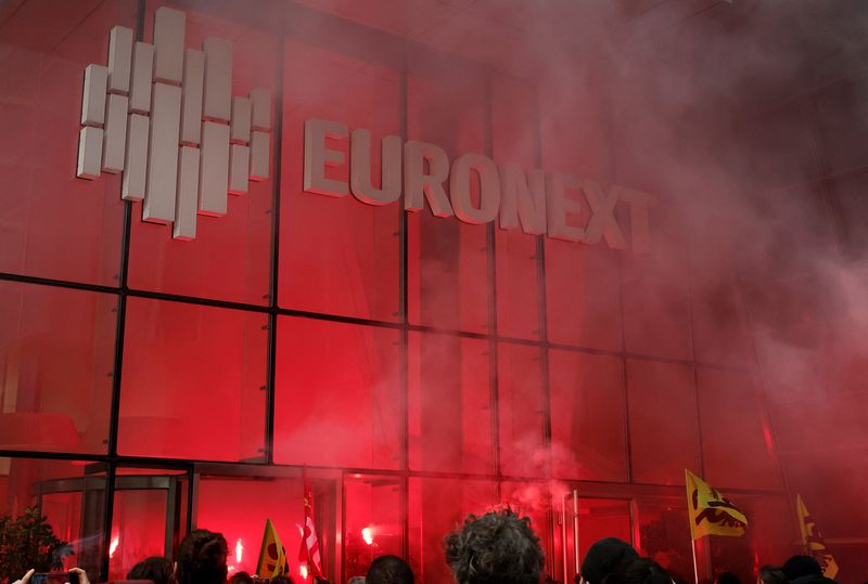 &copy; Reuters. Des cheminots français de la SNCF en grève entrent dans le siège de l'opérateur boursier Euronext dans le quartier d'affaires de La Défense le 20 avril 2023. /REUTERS/Benoit Tessier