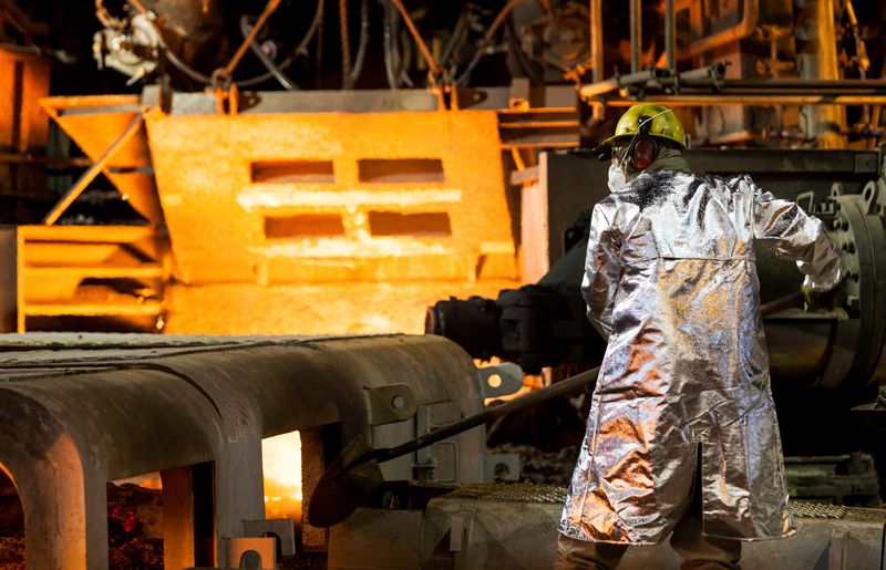 &copy; Reuters. FILE PHOTO: An employee works in Brazilian steelmaker Usiminas' blast furnace after a long shutdown, in Ipatinga, Minas Gerais state, Brazil April 17, 2018. REUTERS/Alexandre Mota