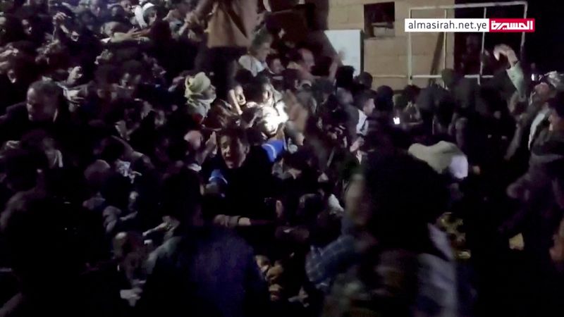 © Reuters. أشخاص محاصرون وسط الحشد يحاولون تحرير أنفسهم أثناء تدافع في صنعاء يوم الأربعاء في صورة ثابتة مأخوذة من مقطع فيديو. صورة لرويترز من قناة المسيرة اليمنية. يحظر إعادة بيع الصورة أو الاحتفاظ بها في أرشيف.