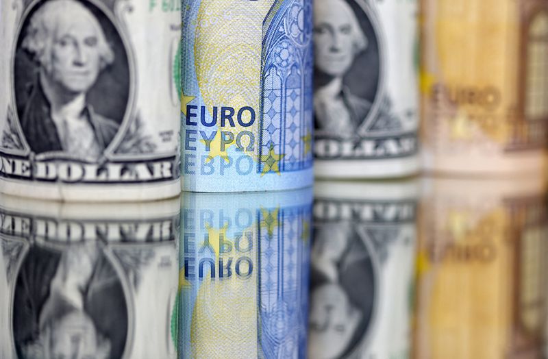 &copy; Reuters. أوراق نقدية من فئة الدولار الأمريكي واليورو في صورة توضيحية التقطت يوم 17 يوليو تموز 2022. تصوير: دادو روفيتش – رويترز.