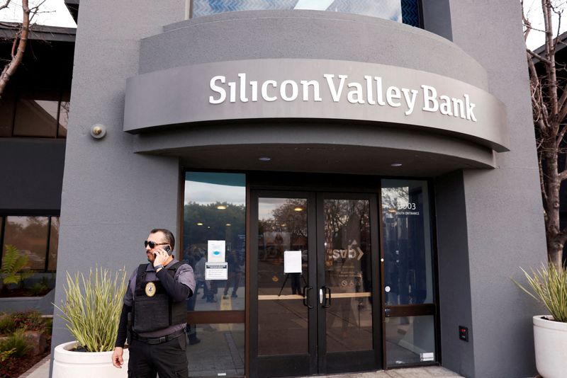 © Reuters. FOTO DE ARCHIVO: Un guardia de seguridad frente a la entrada de la sede del Silicon Valley Bank en Santa Clara, California, Estados Unidos. 13 de marzo, 2023. REUTERS/Brittany Hosea-Small/Archivo