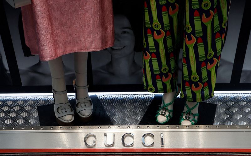 &copy; Reuters.  Un'insegna di Gucci fuori da un negozio a Roma, 20 aprile 2023. REUTERS/Remo Casilli