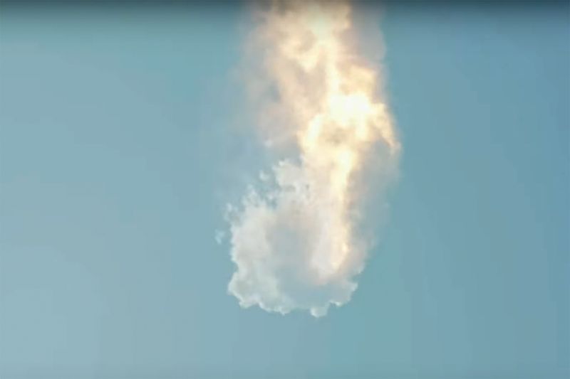 © Reuters. La nave espacial de nueva generación Starship de SpaceX sobre su potente cohete Super Heavy se autodestruye tras su lanzamiento desde la plataforma de lanzamiento de Boca Chica de la compañía en un breve vuelo de prueba sin tripulación cerca de Brownsville, Texas, EE.UU. 20 de abril 2023 en una imagen fija de vídeo. SpaceX/Handout via REUTERS