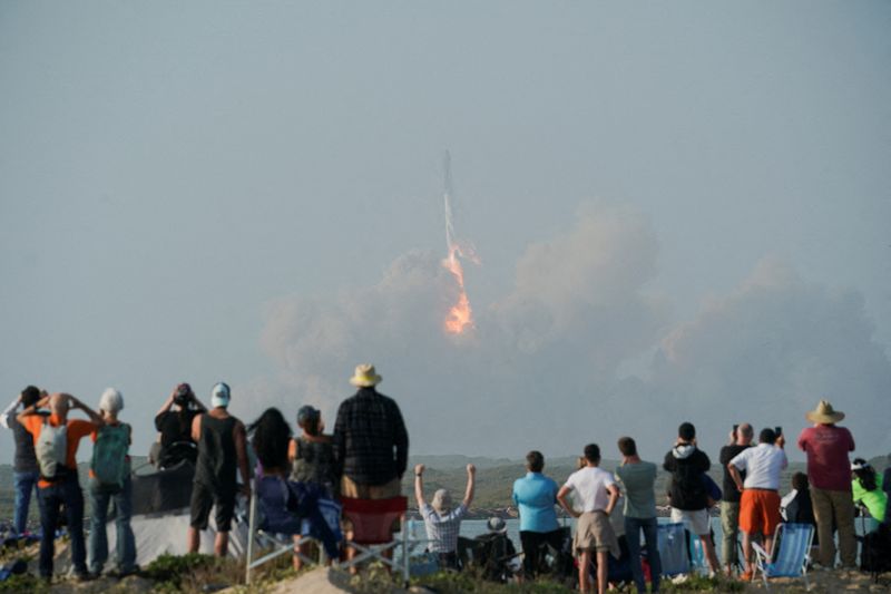&copy; Reuters. Espaçonave Starship da SpaceX no topo do foguete Super Heavy decola da plataforma de lançamento de Boca Chica, Texas
20/04/2023
REUTERS/Go Nakamura