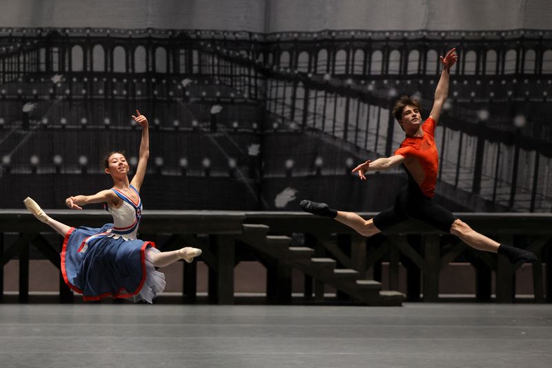 &copy; Reuters. Dançarina principal Elizaveta Koloreva e solista Alexei Putintsev, do Teatro Bolshoi, participam de ensaio em Moscou
19/04/2023 REUTERS/Evgenia Novozhenina