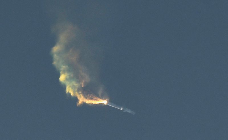 © Reuters. SpaceX's next-generation Starship spacecraft falls back to earth as it explodes following the launch from the company's Boca Chica launchpad near Brownsville, Texas, U.S., April 20, 2023. REUTERS/Gene Blevins