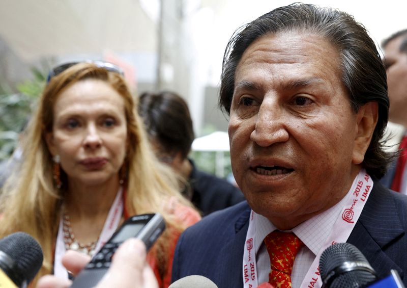 &copy; Reuters. FEx-presidente peruano Alejandro Toledo fala a repórteres, em Lima, Peru
08/10/2015
REUTERS/Guadalupe Pardo