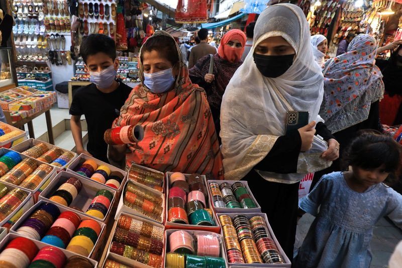 &copy; Reuters. نساء يتسوقن قبل عيد الفطر في سوق في بيشاور في باكستان يوم الخميس. تصوير فايز عزيز- رويترز.
