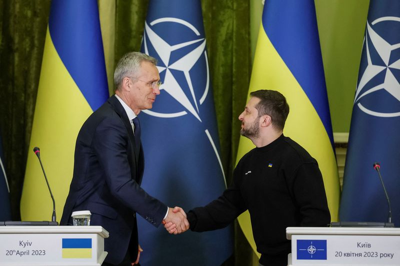 &copy; Reuters. Secretário Geral da Otan, Jens Stoltenberg, e presidente ucraniano Volodymyr Zelenskiy durante entrevista coletiva em Kiev, Ucrânia
20/04/2023
REUTERS/Alina Yarysh